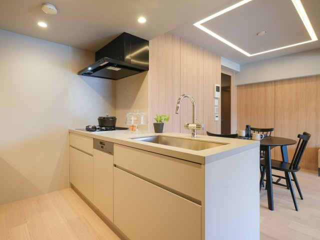 カーサ三田のキッチン|カーサ三田：あると便利な食器洗浄機付きの対面式システムキッチンは収納力もありキッチン用品もスッキリ収納可能です！