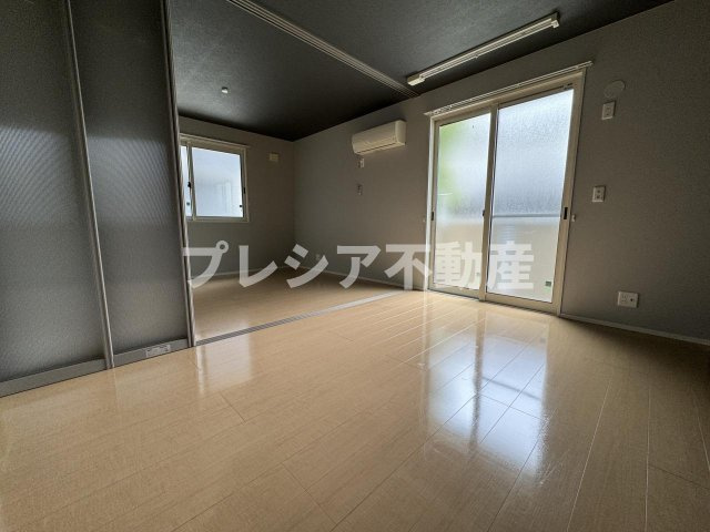 ルノン瓦林の洋室