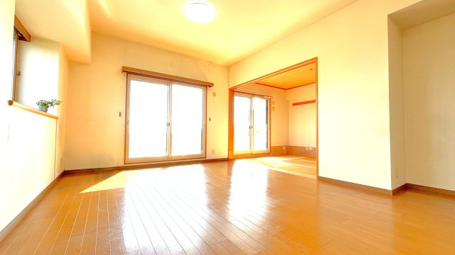 ２面採光の明るいリビングです。窓からは若葉台の街が一望できます。