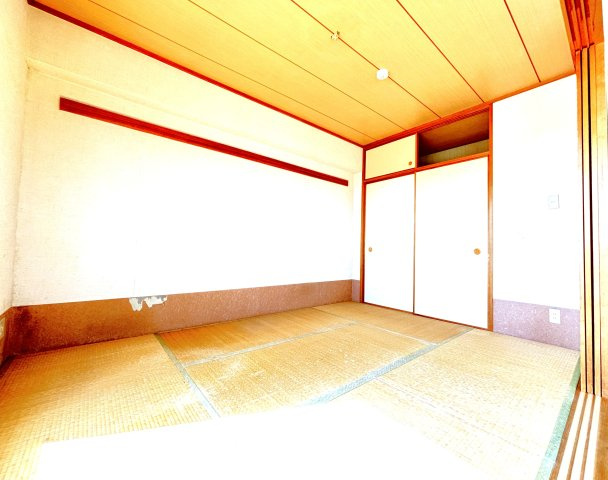 和室には押し入れも備わっております