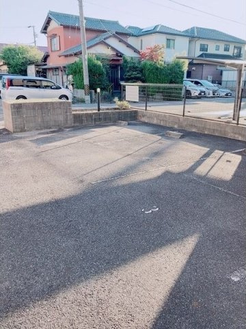ハピネス下村の駐車場