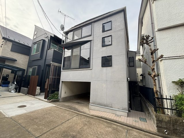 目黒区中目黒　中古戸建の前面道路含む現地写真