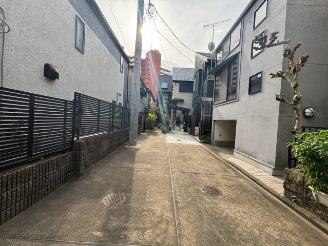 目黒区中目黒　中古戸建の前面道路含む現地写真