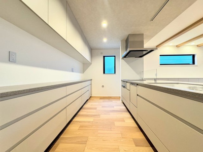 【キッチン】 | ◆港北区高田東4丁目　新築戸建◆ | ◆ご家族みんなで調理ができる位のスペースを実現したキッチン空間となっております。みんなで作った料理を召し上がりながらの会話は、どのような物になるのでしょうか。