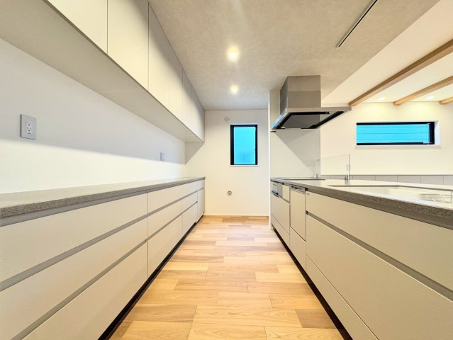 【キッチン】 | ◆港北区高田東4丁目　新築戸建◆ | ◆ご家族みんなで調理ができる位のスペースを実現したキッチン空間となっております。みんなで作った料理を召し上がりながらの会話は、どのような物になるのでしょうか。
