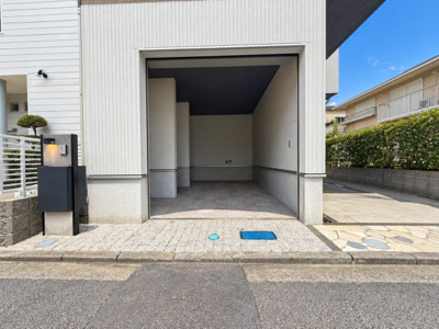 【駐車場】 | ◆港北区高田東4丁目　新築戸建◆ | ◆大切なお車の維持管理に便利なガレージ。雨や風をしのげる電動シャッター付きガレージです。