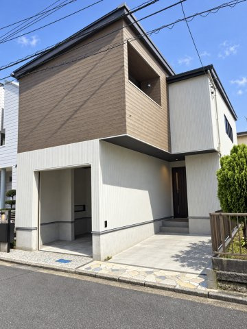 【外観】 | ◆港北区高田東4丁目　新築戸建◆ | ◆堂々たる趣ながら、主張し過ぎずどこか余裕を感じさせるシャープなフォルムで佇む邸宅は、晴天の空と照らし合わせる事で、本来あるべき完成形の姿を見せてくれます。