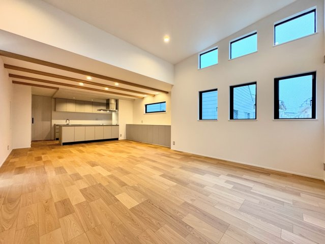 【居間・リビング】 | ◆港北区高田東4丁目　新築戸建◆ | ◆家族で食卓を囲むダイニングスペースと、ソファでゆったりくつろぐリビングスペースがしっかり区切られているので家具の配置や用途を使いわけしやすいです。