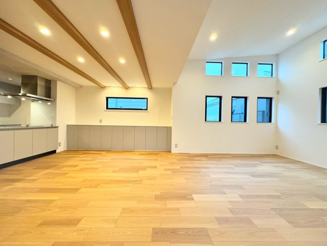 【居間・リビング】 | ◆港北区高田東4丁目　新築戸建◆ | ◆一家だんらんのスペースとなるＬＤＫ。窓から明るい光が差し込み、思わず家族の会話も弾む快適な空間。