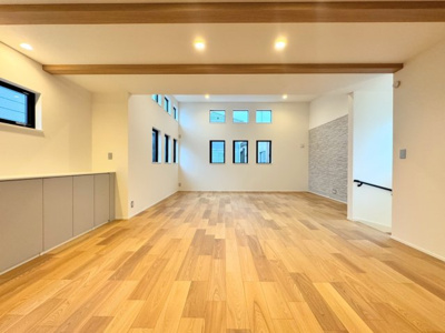 【居間・リビング】 | ◆港北区高田東4丁目　新築戸建◆ | ◆家族みんなが爽やかに健やかに過ごせるように、溢れる光をたっぷり取り込んだリビングダイニング。集いの場、憩いの場としての快適性を求めたやすらぎの空間です！