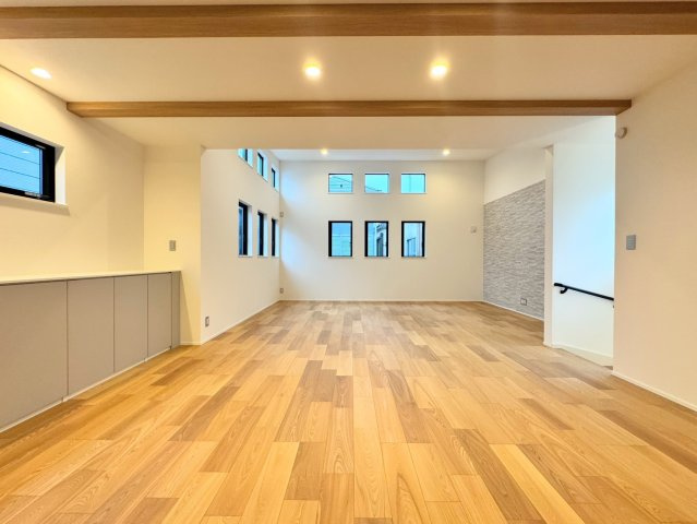 【居間・リビング】 | ◆港北区高田東4丁目　新築戸建◆ | ◆家族みんなが爽やかに健やかに過ごせるように、溢れる光をたっぷり取り込んだリビングダイニング。集いの場、憩いの場としての快適性を求めたやすらぎの空間です！