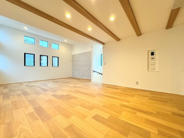 【居間・リビング】 | ◆港北区高田東4丁目　新築戸建◆ | ◆リビングは一日中太陽の光が射し込みます。家族が集まる空間は、自然と笑顔が溢れます！