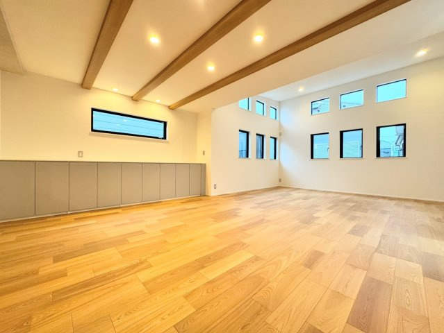 【居間・リビング】 | ◆港北区高田東4丁目　新築戸建◆ | ◆30帖超えの開放的なリビング。南向きの大きな窓から明るい光が差し込み、明るく気持ちの良い空間。家族が自然と集まるリビングです。