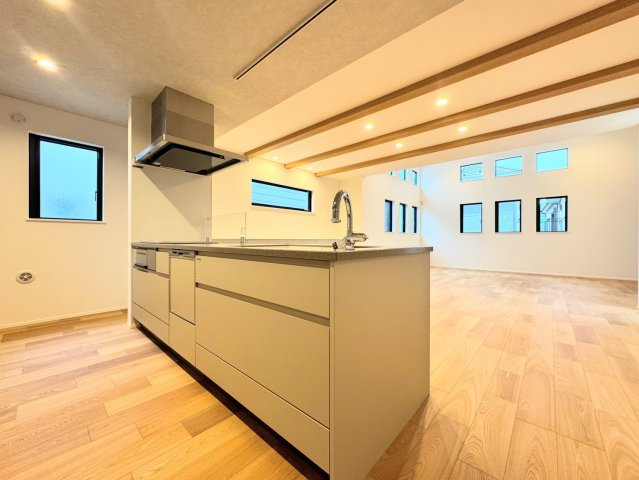 【キッチン】 | ◆港北区高田東4丁目　新築戸建◆ | ◆キッチンからダイニングやリビングが見渡せるキッチン。料理をしながら家族とコミュニケーションをとれるだけでなく、大きな開放感も得られることができます。