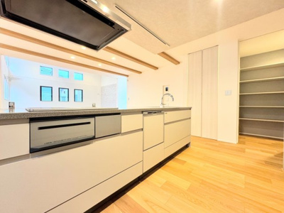 【キッチン】 | ◆港北区高田東4丁目　新築戸建◆ | ◆デザイン性と機能性を兼ね備えたキッチンです。リビングスペースとの一体感が生まれ、広々空間を演出してくれます。