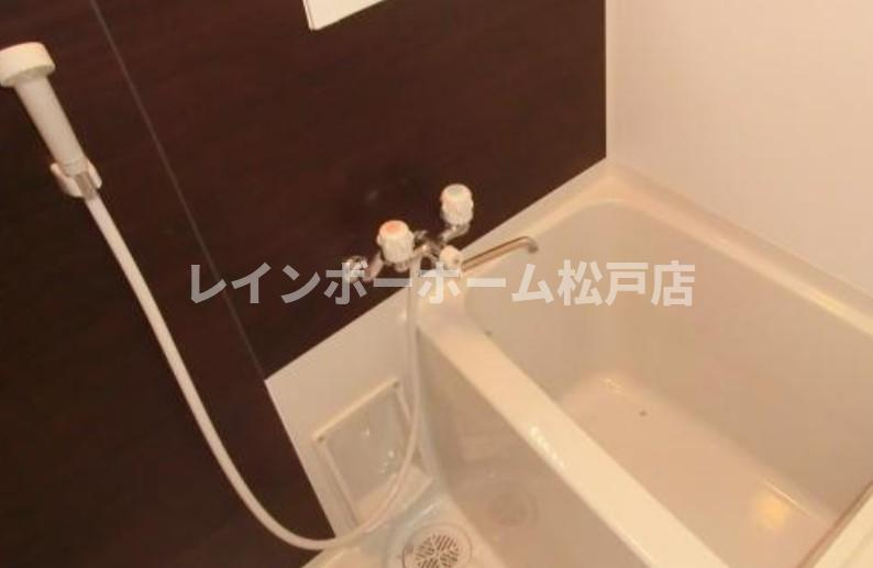 CREW HOUSE 東松戸特典：【仲介手数料：50％OFF】対象物件！の浴室|落ち着いた空間のお風呂です