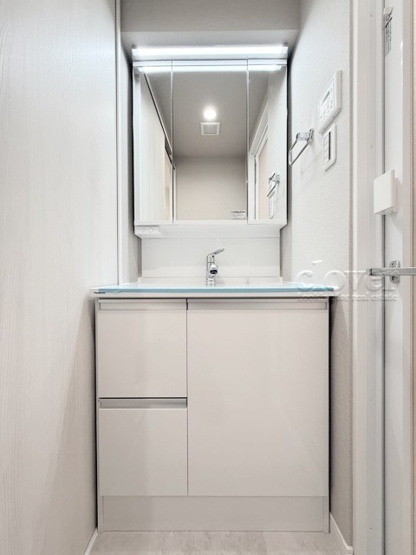 【独立洗面台】 | 大森三井マンション | 大型の鏡を設置した独立洗面台です。細部までご覧ください。～即日のご見学可能～　お問合せはお気軽に。