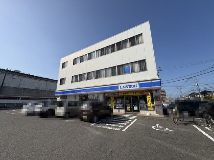 松山市東石井6丁目にある「ローソン 松山東石井六丁目店」。お弁当やスウィーツ、日用品が揃い、24時間便利に利用できるコンビニです。