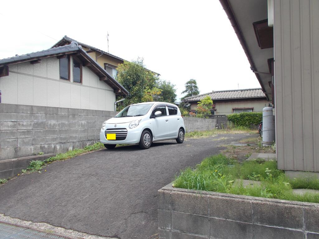 向陽荘（3軒長屋）の駐車場