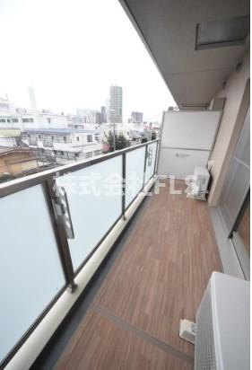 新宿区北新宿１丁目の賃貸マンションのバルコニー