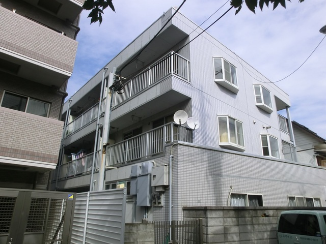パークサイドハイツの外観|リバーサイドにあるしっかりとしたマンションです。