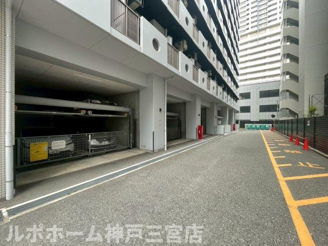 レジディア三宮東の駐車場