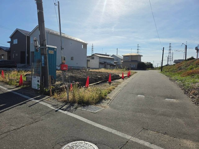 秋田市牛島西三丁目　売地の前面道路含む現地写真