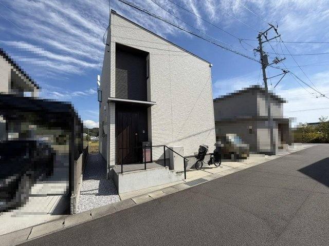 香南市野市町大谷　中古戸建ての前面道路含む現地写真