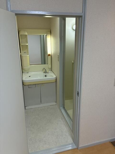 同和マンションの独立洗面台