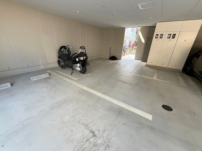 フェリシア江坂の駐車場