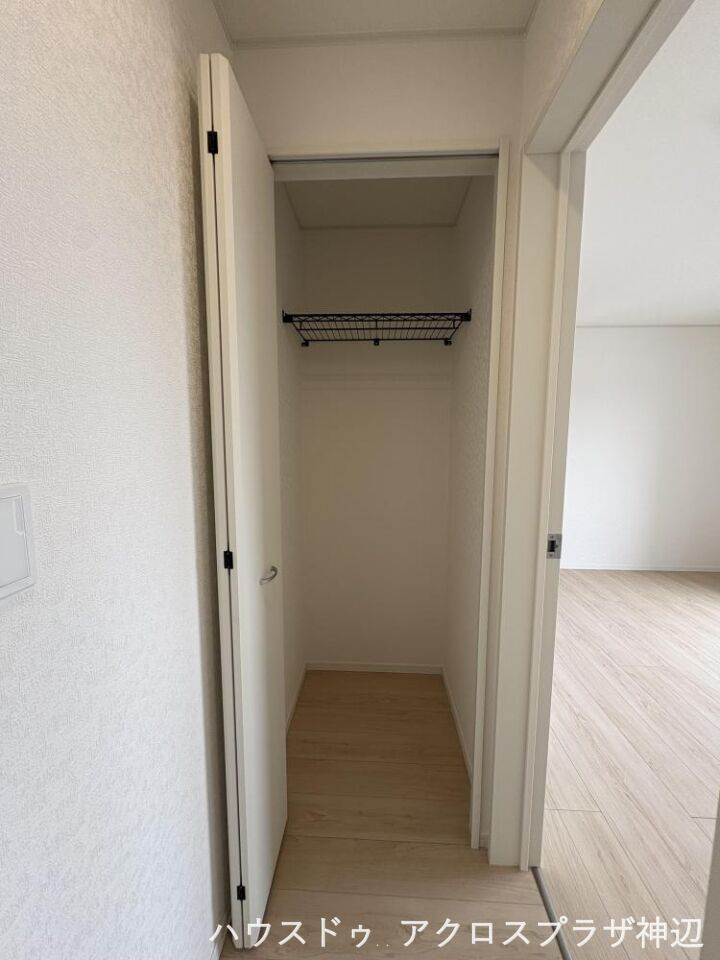 草戸町４丁目2号棟　2880万の収納|【2F収納】トイレットペーパーの買い置きや2F用の掃除道具入れなどの保管に便利です