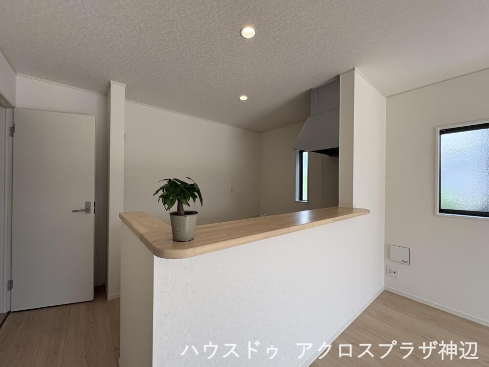 草戸町４丁目2号棟　2880万のキッチン|【キッチン】ダイニングに面した対面式キッチンでは、できたてのお料理がすぐテーブルに出せます