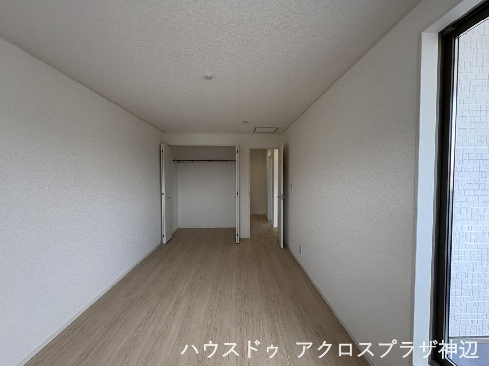 草戸町４丁目2号棟　2880万の寝室|【主寝室8.2帖】2方向の壁から光が入るため開放的に感じられます