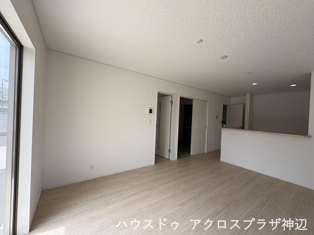 草戸町４丁目2号棟　2880万の居間・リビング|【LDK15帖】寛ぎを開放感が彩る15帖のLDK