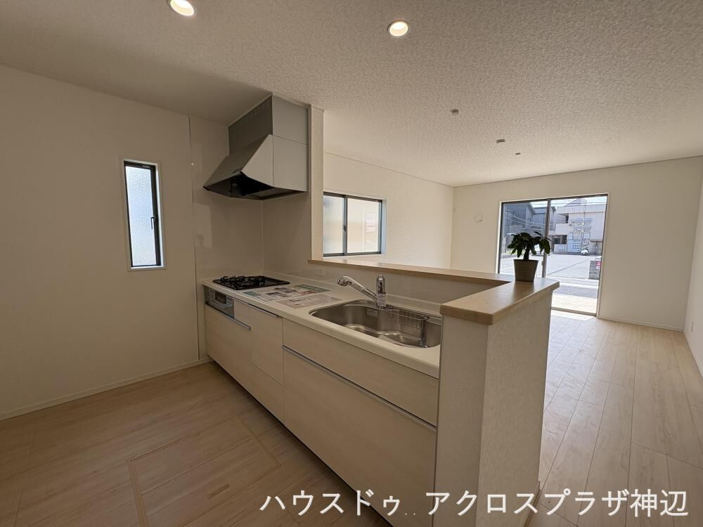 草戸町４丁目2号棟　2880万のキッチン|【キッチン】3口コンロ付のシステムキッチン！お料理の効率も上がりますね