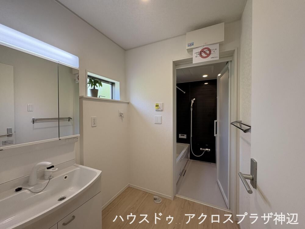 草戸町４丁目2号棟　2880万の独立洗面台|【洗面室】三面鏡付きの洗面化粧台で、朝の身支度もスムーズに。洗面室には窓があり、湿気の気になる場所も、気軽に空気の入れ替えが可能です