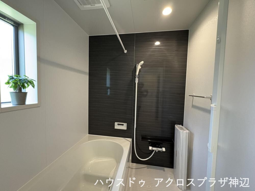草戸町４丁目2号棟　2880万の浴室|【浴室】黒のアクセントパネルが映える浴室は、窓付きで換気も良好。照明を少し落として湯船につかれば、1日の疲れを癒してくれます