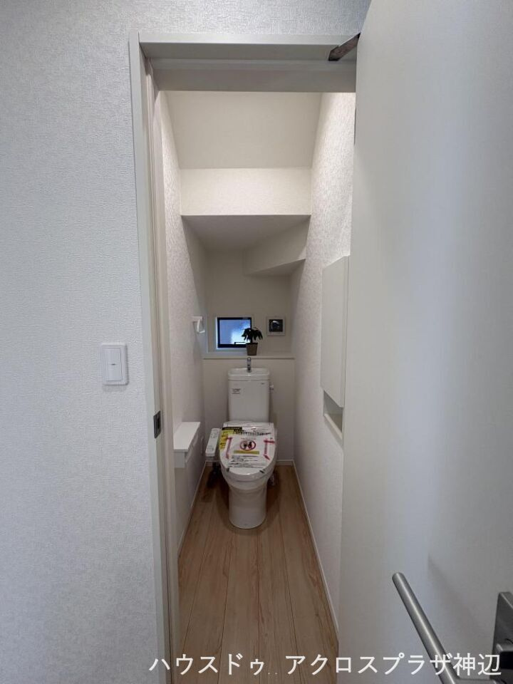 草戸町４丁目2号棟　2880万のトイレ|【1Fトイレ】ウォシュレット完備のお手洗いです。小窓や収納もついています。