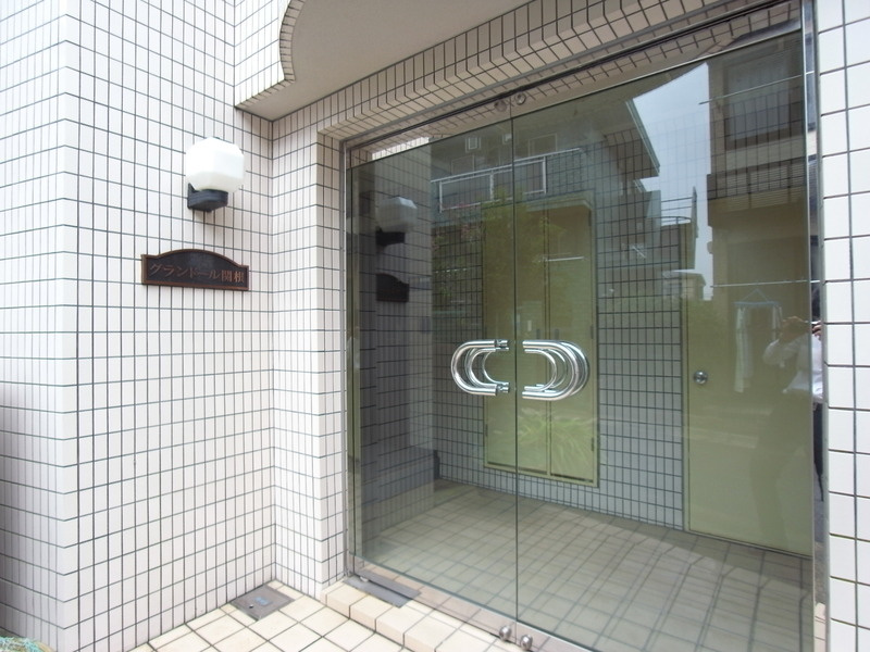 グランドール関根のエントランス