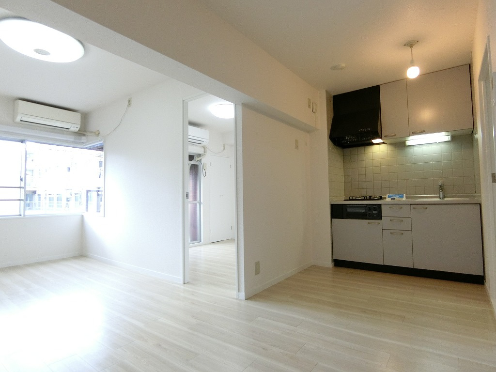日興パレス中野の居間・リビング