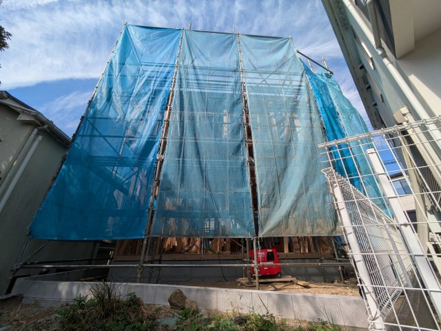 鎌倉市寺分一丁目新築戸建の外観|南側より撮影。隣地が3.2mほど低くなっているため、陽当たり良好です。
現地（2026年10月）撮影