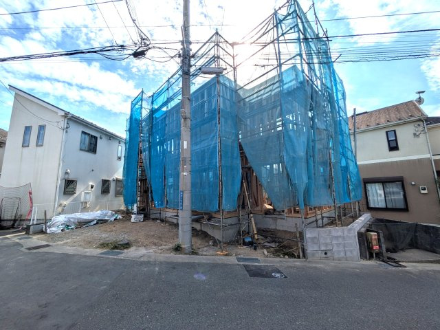 鎌倉市寺分一丁目新築戸建の前面道路含む現地写真|カースペースは2台分ございます（車種によります）。※電柱は移設予定です
現地（2026年10月）撮影