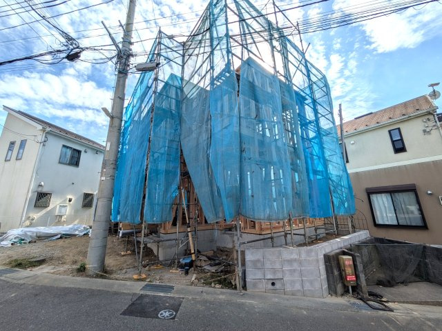 鎌倉市寺分一丁目新築戸建の前面道路含む現地写真|前面道路は幅員約5.0mです。T字路に面し開放感があります。
現地（2026年10月）撮影