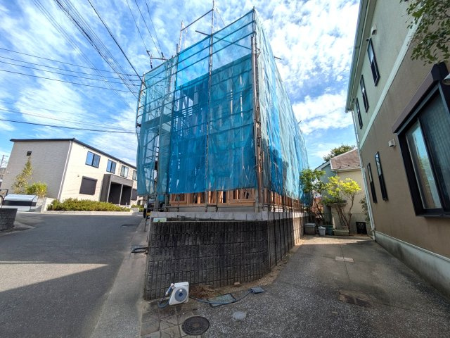 鎌倉市寺分一丁目新築戸建の前面道路含む現地写真|駅・小学校・中学校・コンビニ・スーパーが徒歩10分圏内に揃う好立地です！
現地（2026年10月）撮影
