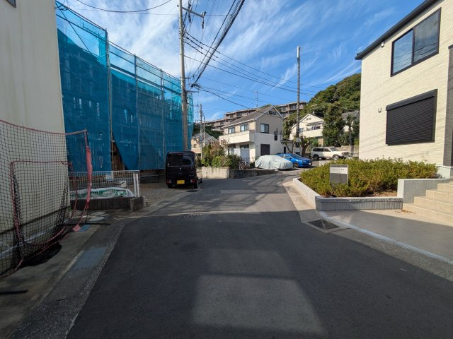 鎌倉市寺分一丁目新築戸建の前面道路含む現地写真|前面道路は車通りも少なく、車庫入れもしやすい環境です。
現地（2026年10月）撮影
