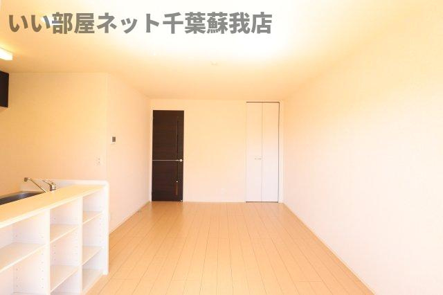 クロシェットⅠ番館の居間・リビング|こちらのリビングで趣味の時間をお楽しみください