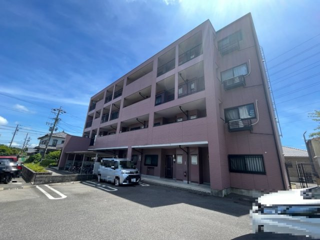西尾市伊藤一丁目一棟売アパートのその他共用部分|1階の共用廊下側です。
各住戸の玄関前には屋根がかかっております。