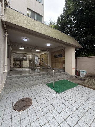武蔵野市境南町４丁目の中古マンションのエントランス