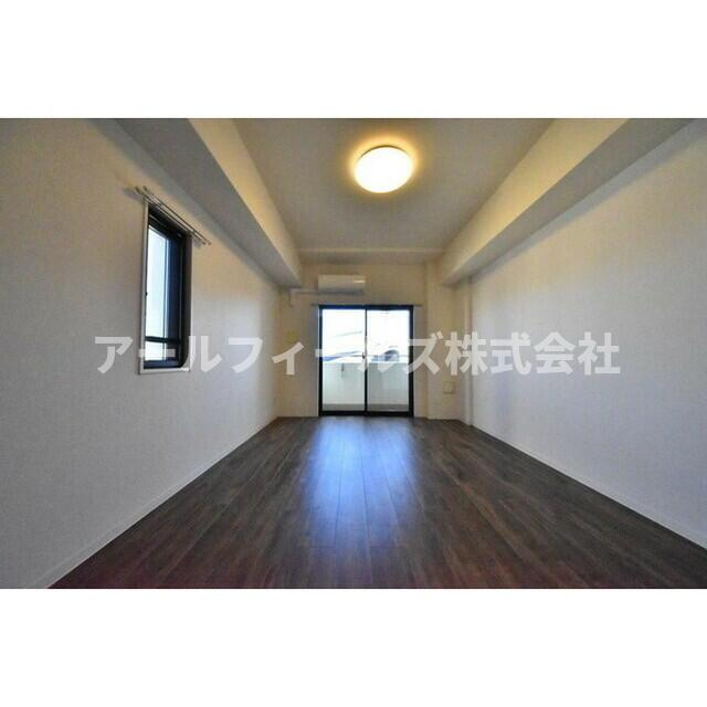 ＣＲＥＳＣＥＮＴ　ＣＯＵＲＴの居間・リビング