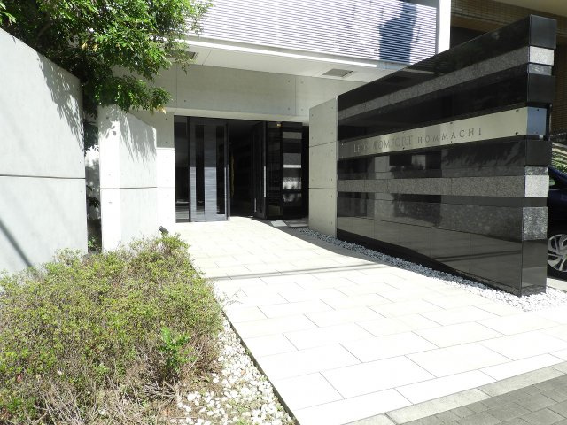 レオンコンフォート本町のエントランス